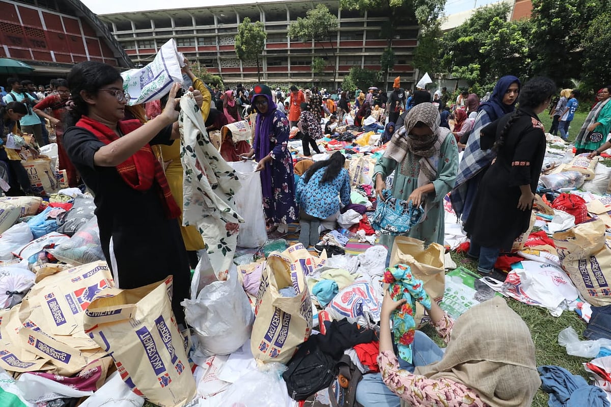 টিএসসিতে শিক্ষার্থীরা সংগ্রহ করা ত্রাণ প্যাকেজিংয়ের কাছ করছেন। আজ শনিবার সকালে